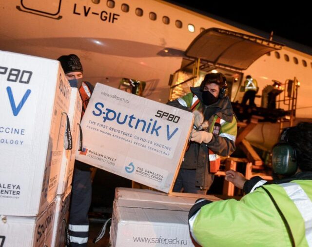 Llegaron al país 709 mil dosis de vacunas Sputnik V y esta madrugada partió un nuevo vuelo a Moscú