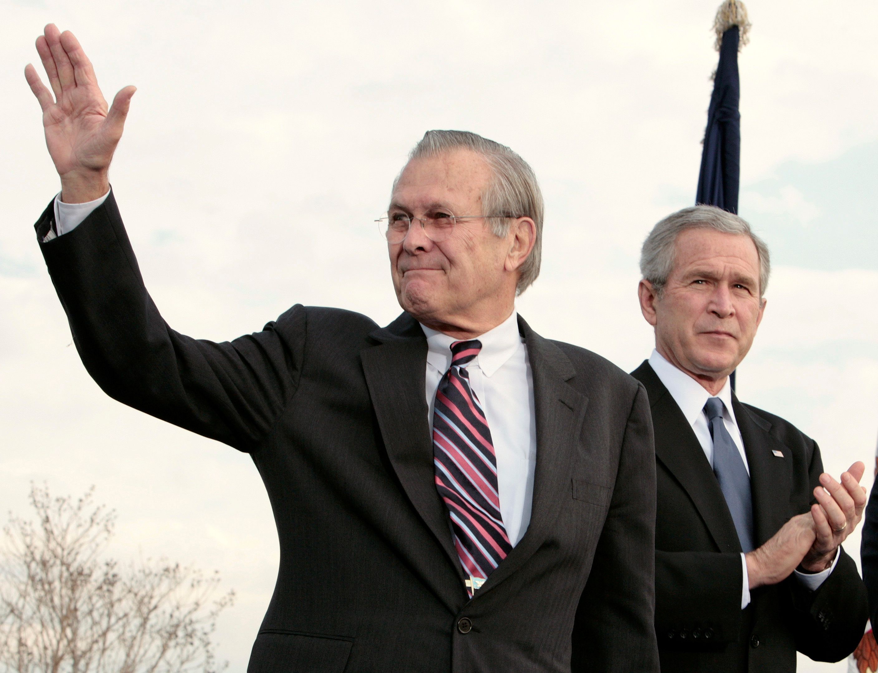 FOTO DE ARCHIVO: El secretario de Defensa de EEUU, Donald Rumsfeld, saluda junto al presidente de EEUU, George W. Bush, durante la Revisión de Honor de las Fuerzas Armadas en el Pentágono, en Washington, el 15 de diciembre de 2006. REUTERS/Larry Downing