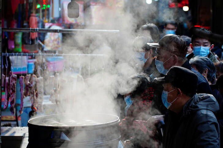 Imagen de archivo de gente con mascarilla en un mercado callejero de Wuhan (Foto: REUTERS/Aly Song)