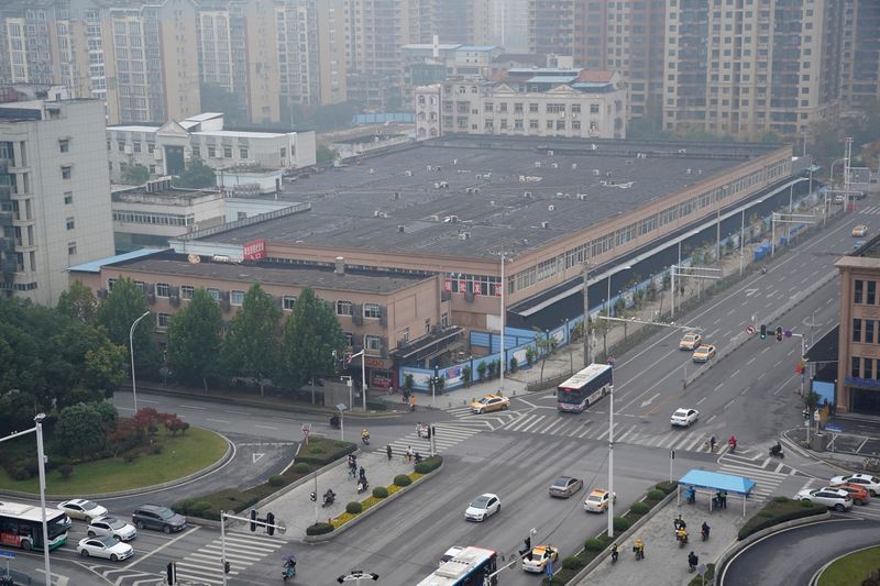 Imagen de archivo de una vista general del mercado de comida marina Huanan, donde se cree que surgió inicialmente el COVID-19 (Foto: REUTERS/Aly Song)