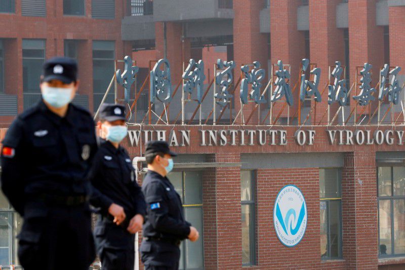 Personal de seguridad vigilando el Instituto de Virología de Wuhan, China (Foto: REUTERS/Thomas Peter)