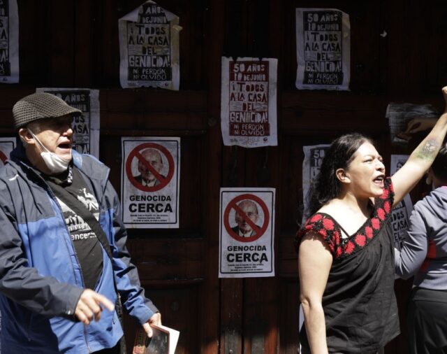 Protestan frente a la casa de Luis Echeverría por los 50 años del “Halconazo”