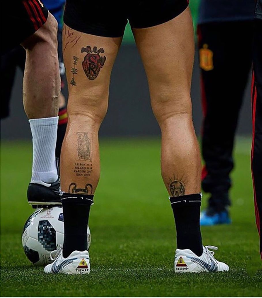 Las medias tapan lo evidente: los tatuajes de la Champions y la Copa del Mundo