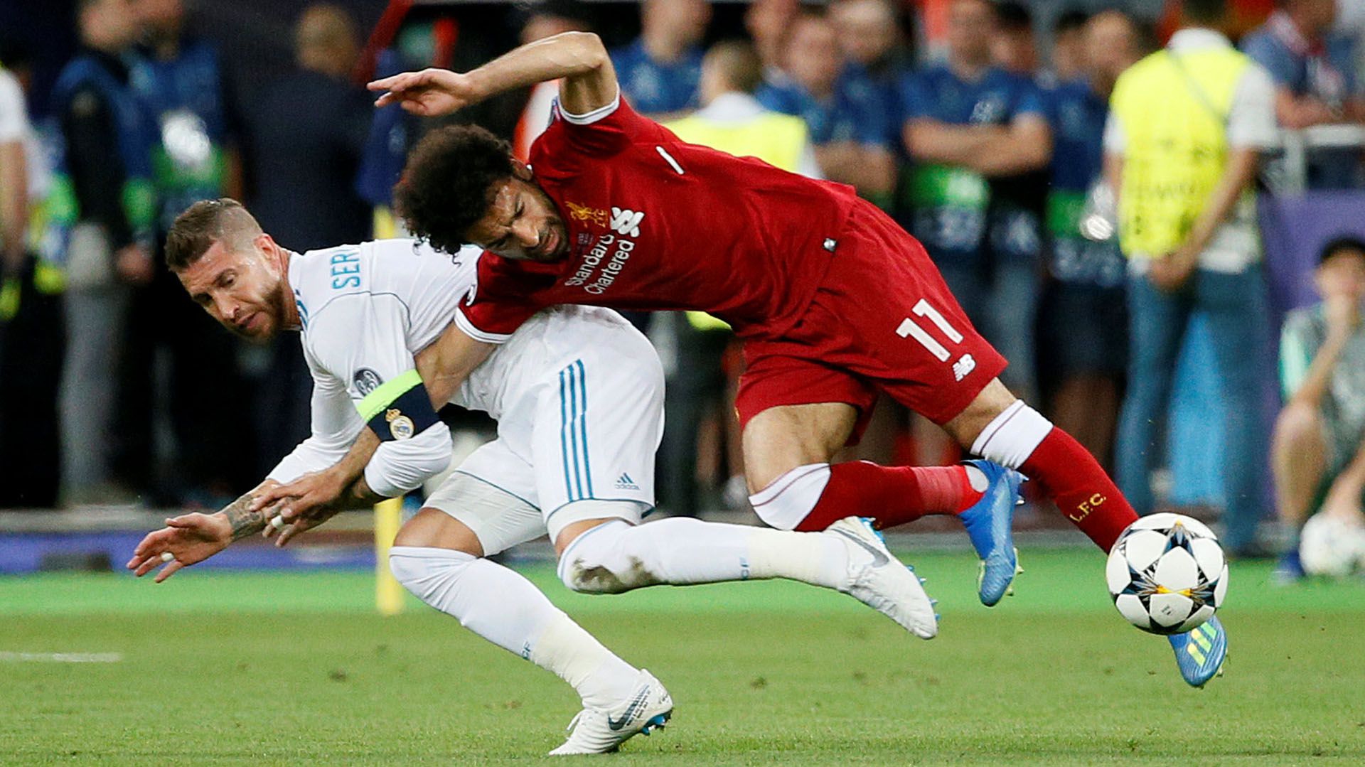 Sergio Ramos y Mohammed Salah en la polémica situación de la final (Foto: Reuters)