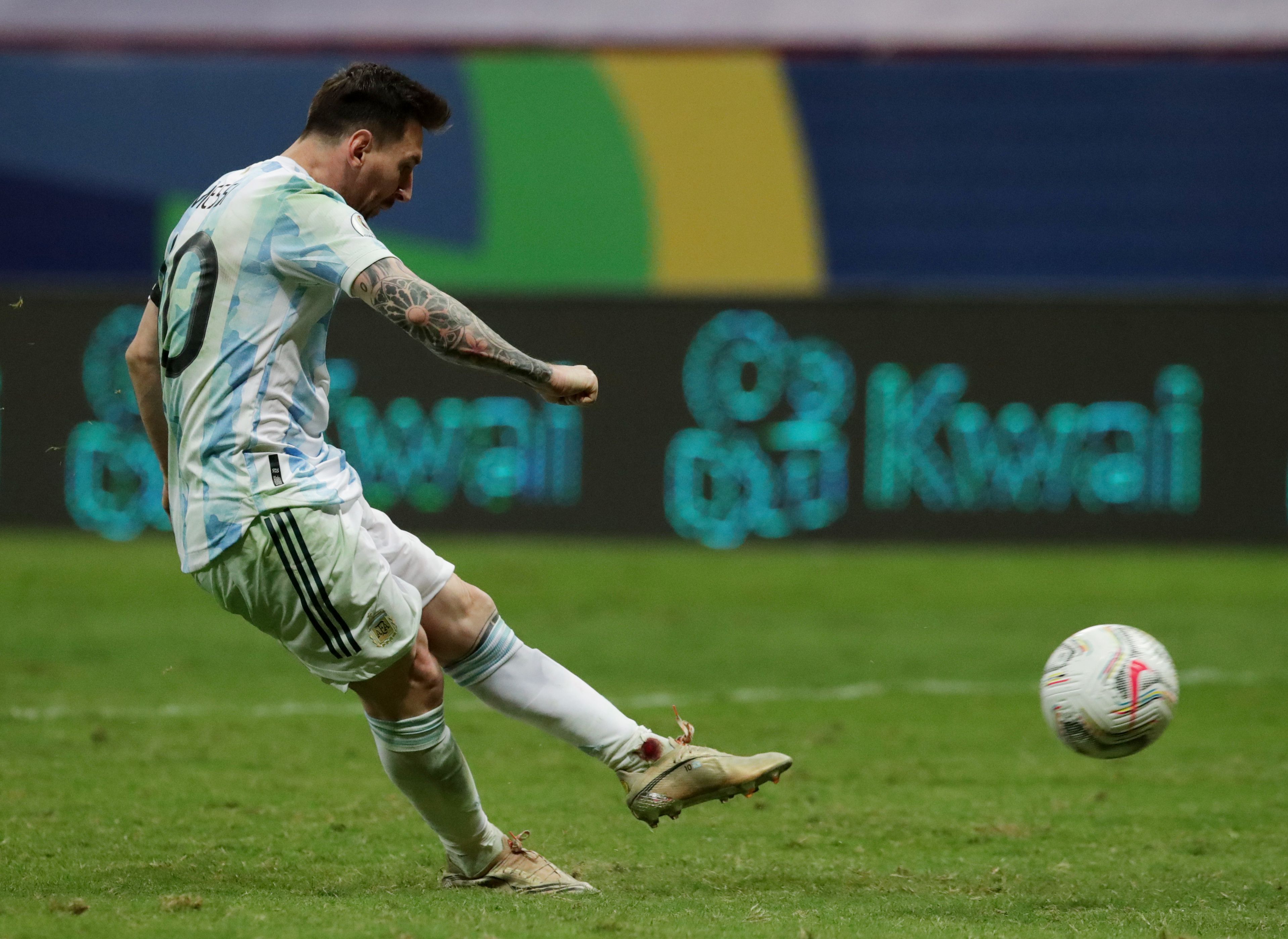 Messi terminó dolorido en el cotejo ante Colombia pero aseguran que llegará en condiciones a la final (REUTERS/Henry Romero)