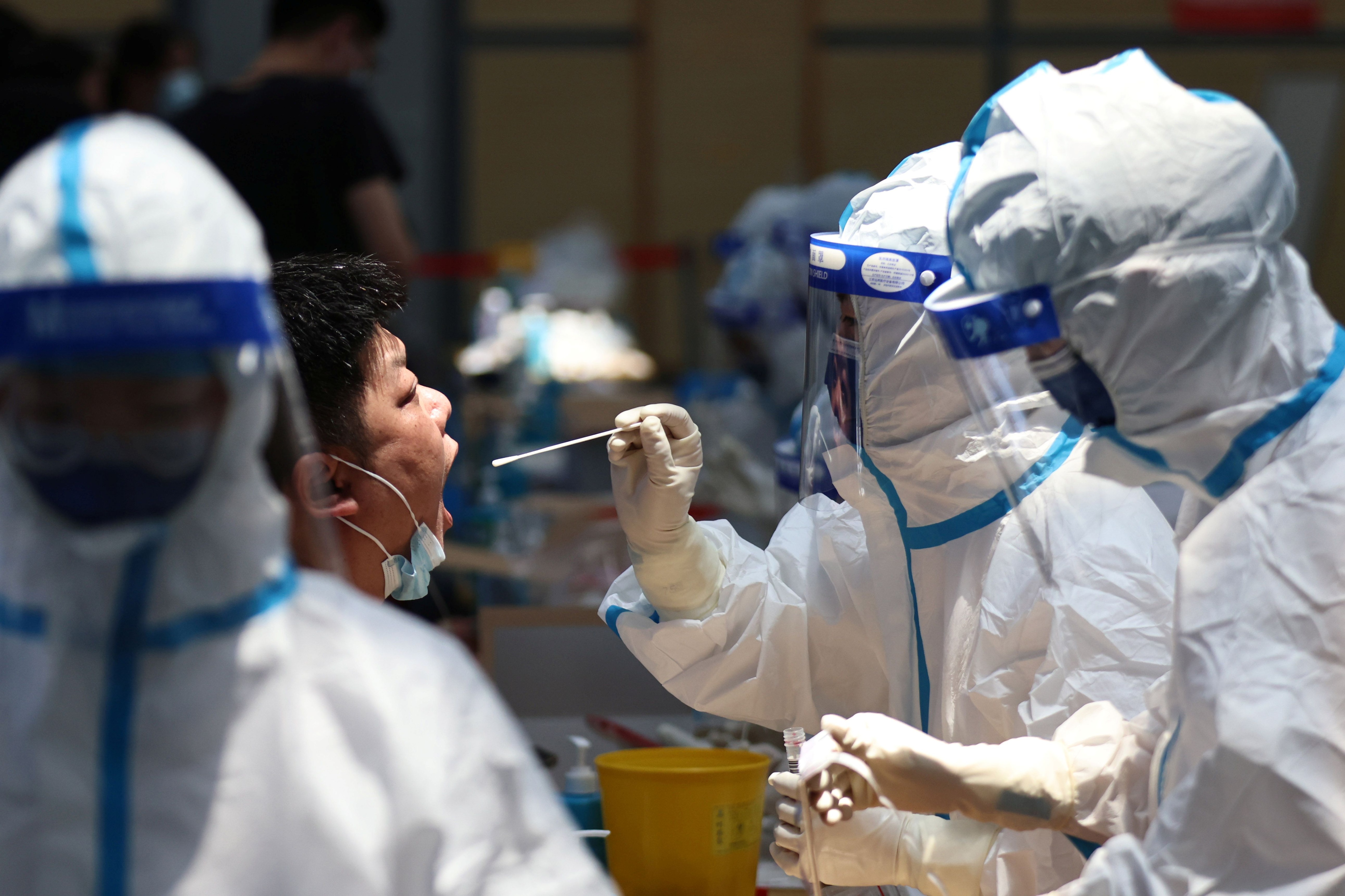 China defiende la teoría de que el coronavirus surgió en el mercado de Wuhan (FOTO: REUTERS)