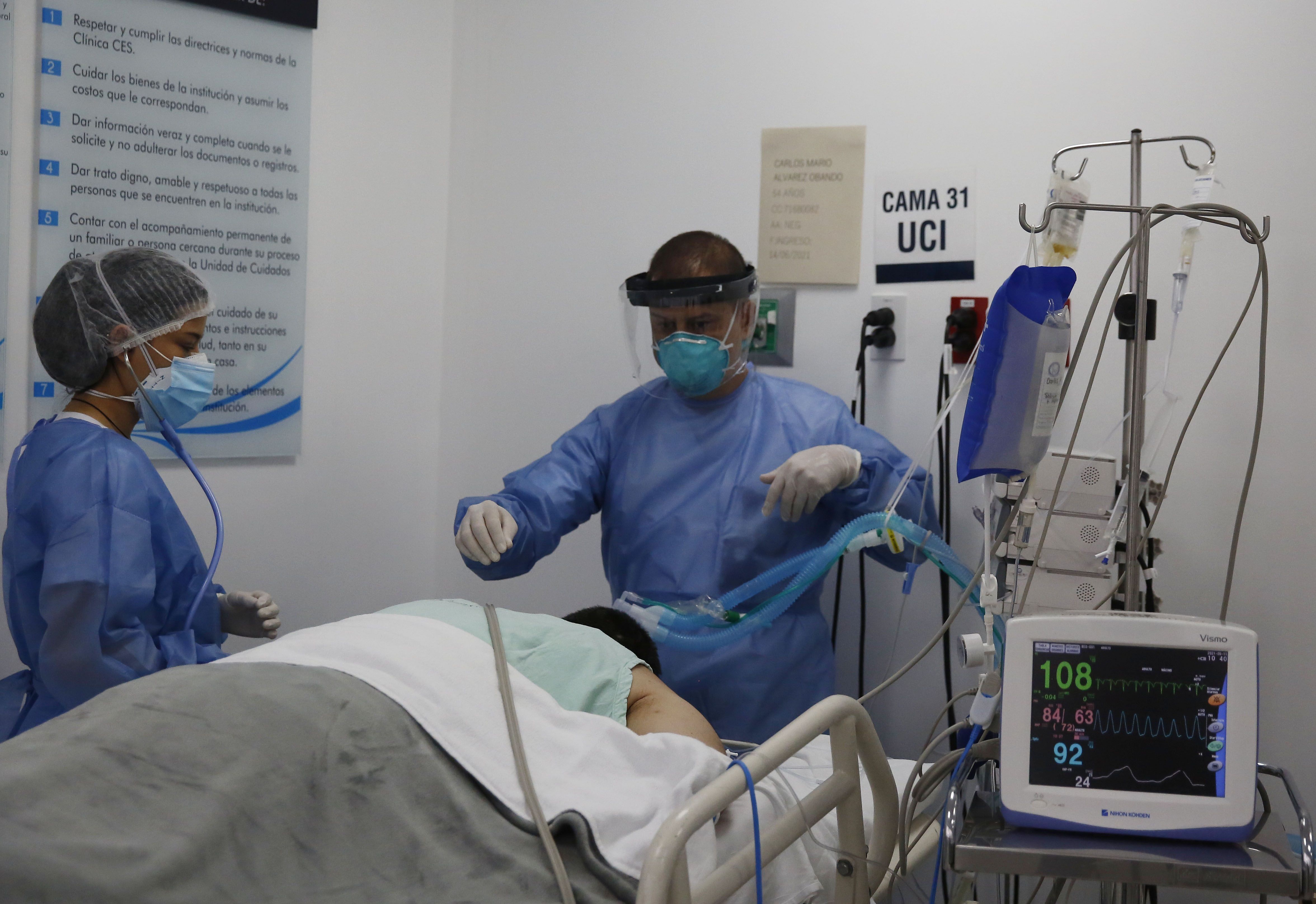 Empleados de la salud atienden a un paciente en la unidad de cuidados intensivos para enfermos de covid-19 en la Clínica CES, el 15 de junio de 2021, en Medellín (Colombia). EFE/Luis Eduardo Noriega A 