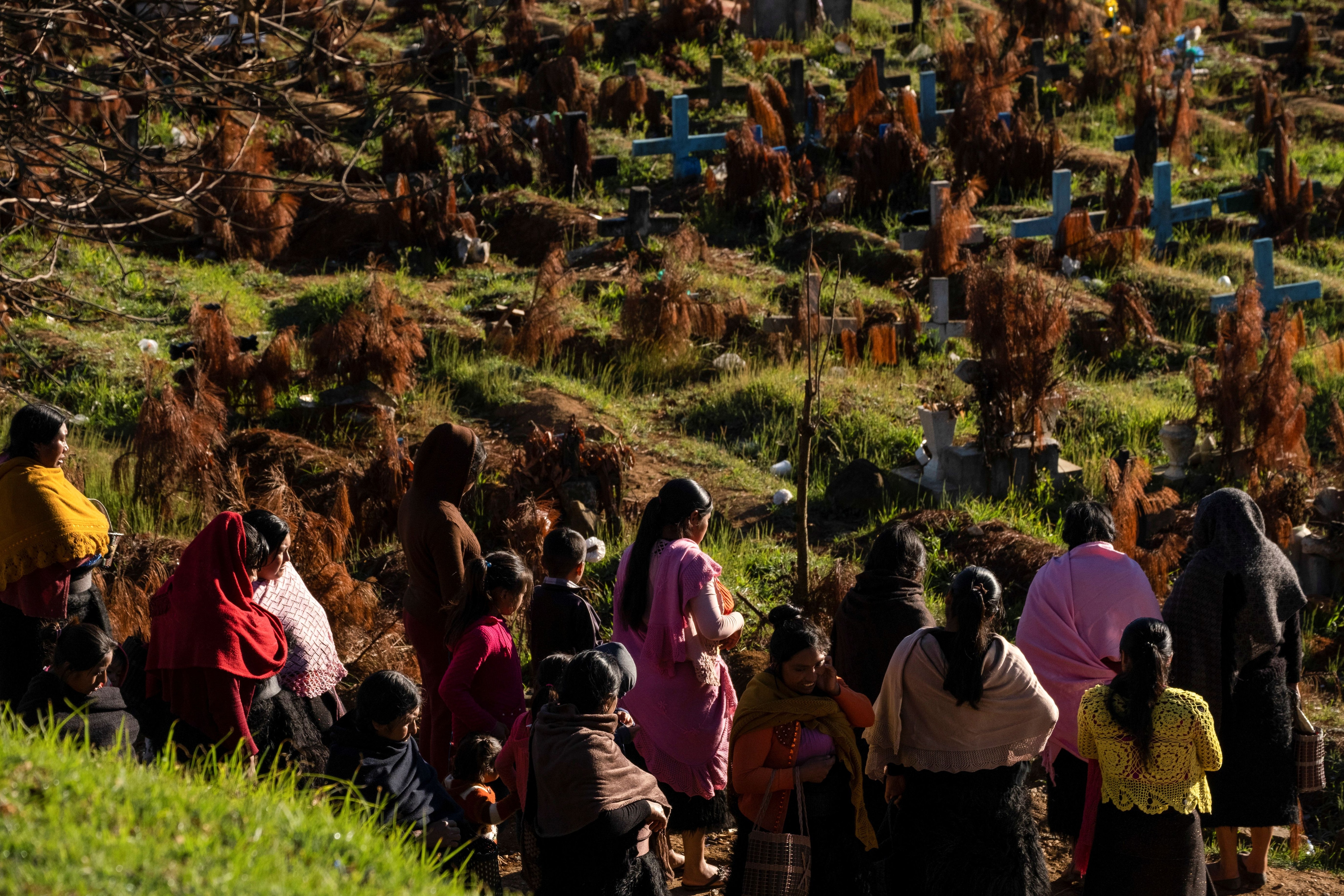 Miembros de una comunidad indígenaTzotzil entierran a un familiar que murió por (COVID-19)en San Juan Chamula, Chiapas, enero 30, 2021. REUTERS/Isabel Mateos