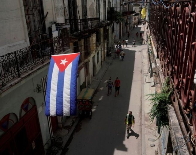 Con fuerte presencia policial en la calle y sin internet ni información sobre los detenidos, algunos cubanos vuelven a sus rutinas diarias
