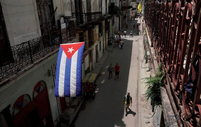 Con fuerte presencia policial en la calle y sin internet ni información sobre los detenidos, algunos cubanos vuelven a sus rutinas diarias