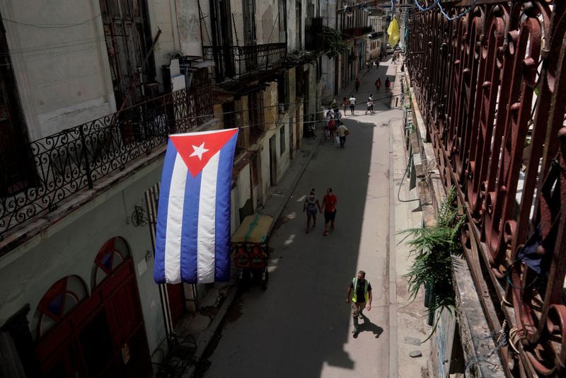Una bandera de Cuba en una calle en La Habana (Foto: REUTERS)