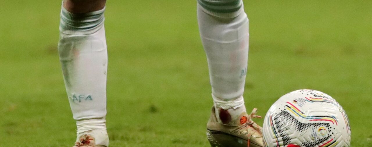 El brutal planchazo de Frank Fabra que dejó el tobillo de Lionel Messi ensangrentado: debió ser roja, pero el árbitro ni lo amonestó