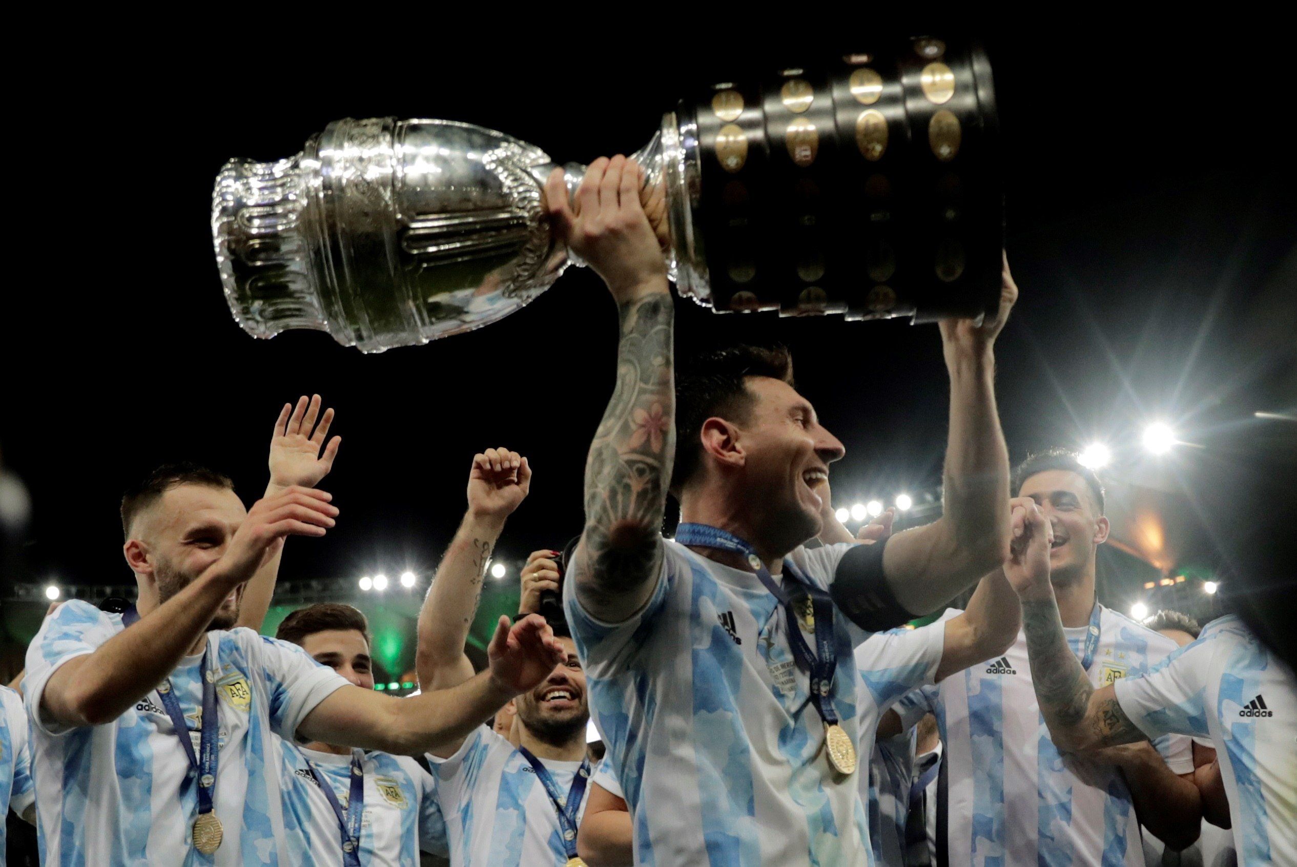 Lionel Messi (c-d) y jugadores de la selección argentina de fútbol fueron registrados este sábado al celebrar el título de la Copa América, tras derrotar en la final 0-1 al anfitrión Brasil, en el estadio Maracana de Río de Janeiro (Brasil). EFE/Antonio Lacerda 
