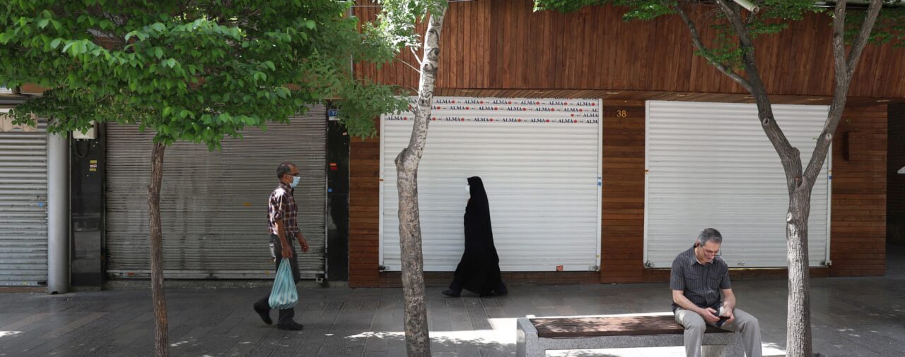 Irán cierra comercios en varias de sus ciudades debido a la quinta oleada de COVID-19 que atraviesa el país