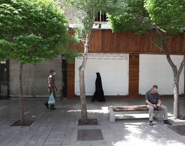 Irán cierra comercios en varias de sus ciudades debido a la quinta oleada de COVID-19 que atraviesa el país