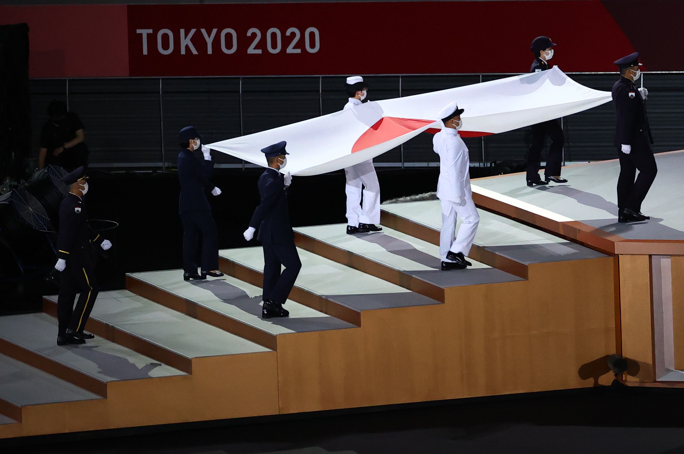 El ingreso de la bandera japonesa (REUTERS/Marko Djurica)
