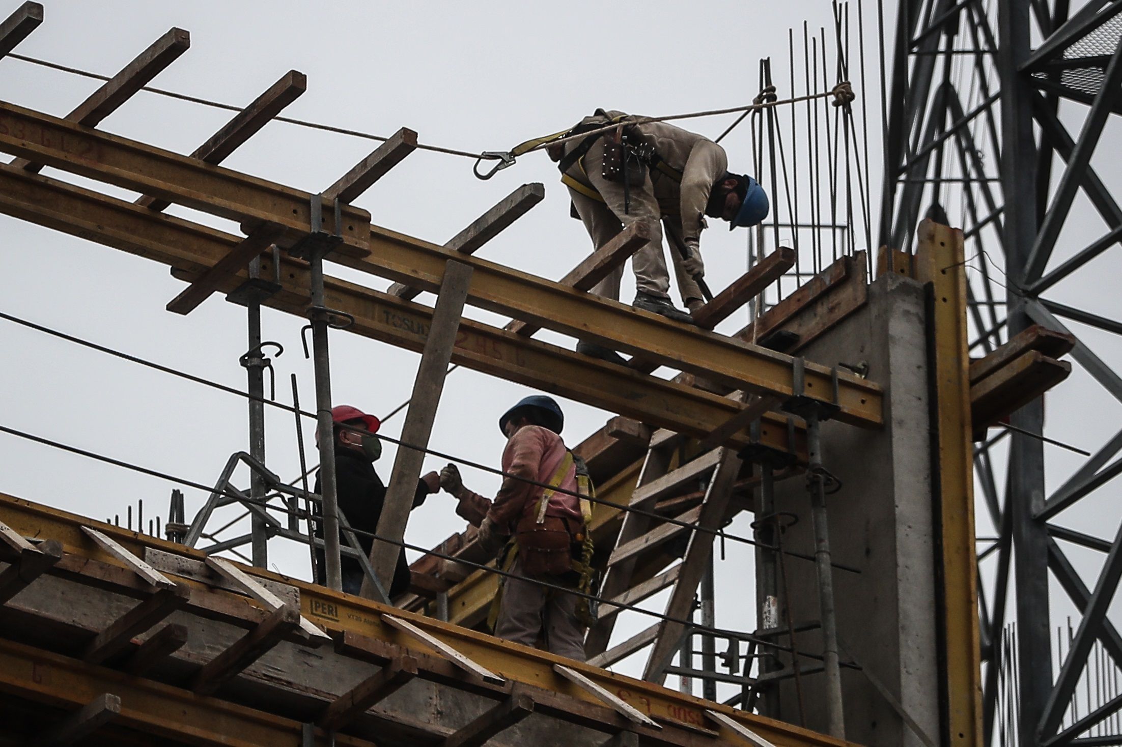 Empleados de la construcción trabajan en una obra en Buenos Aires (Argentina). EFE/ Juan Ignacio Roncoroni/Archivo 