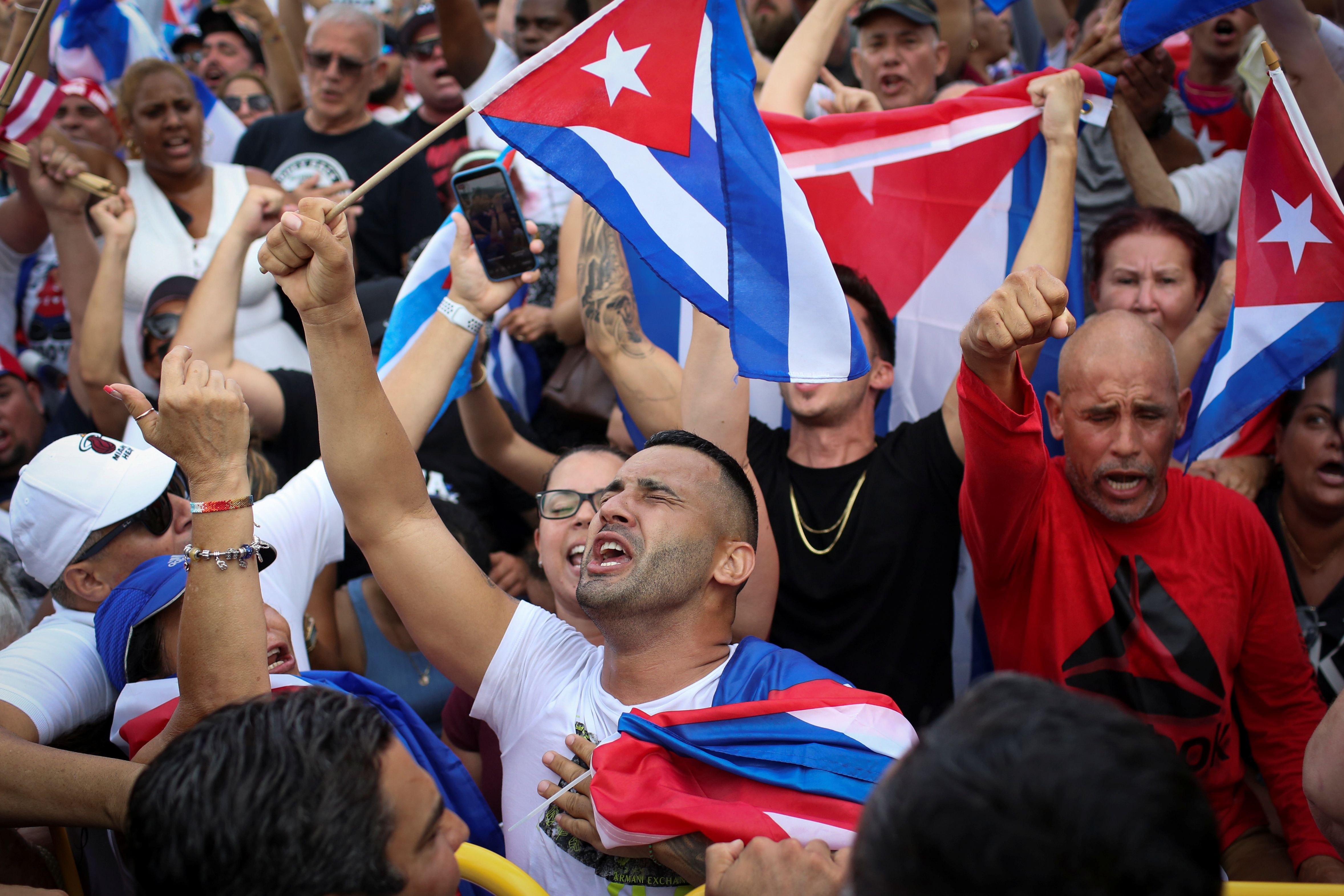 Cubanos en Miami respaldan las masivas protestas contra la dictadura comunista de la isla 