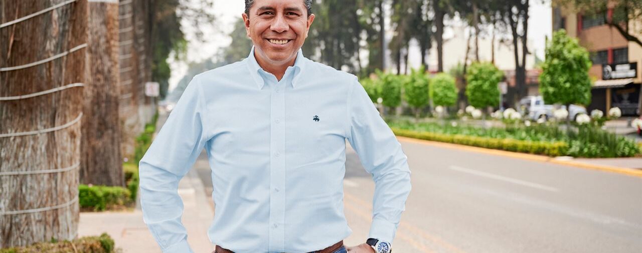 Presidente municipal de Toluca se manifestó frente a su propio Ayuntamiento para exigir presupuesto