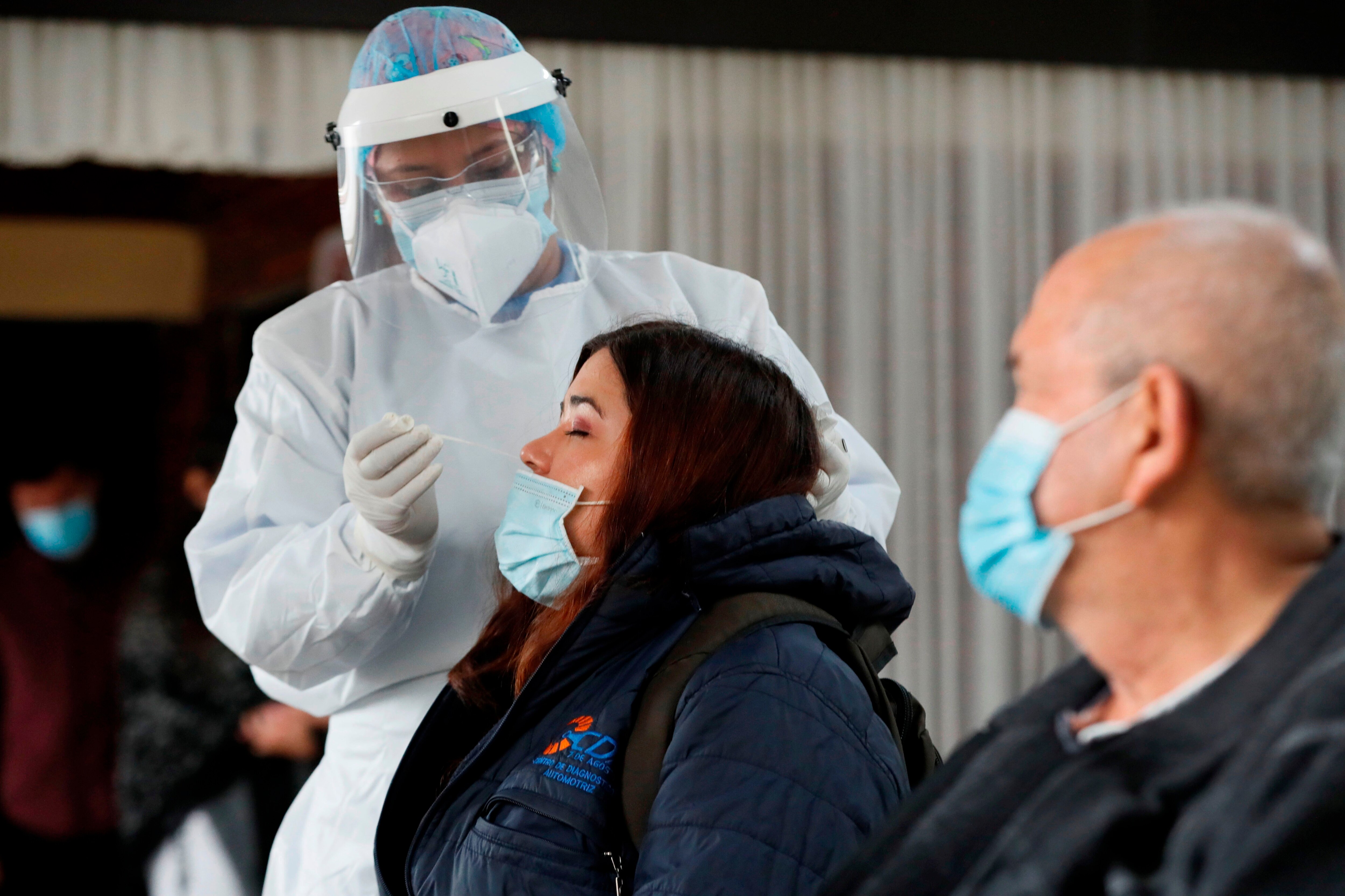 Una mujer se somete a una prueba de covid-19 en Bogotá (Colombia). EFE/Carlos Ortega/Archivo 