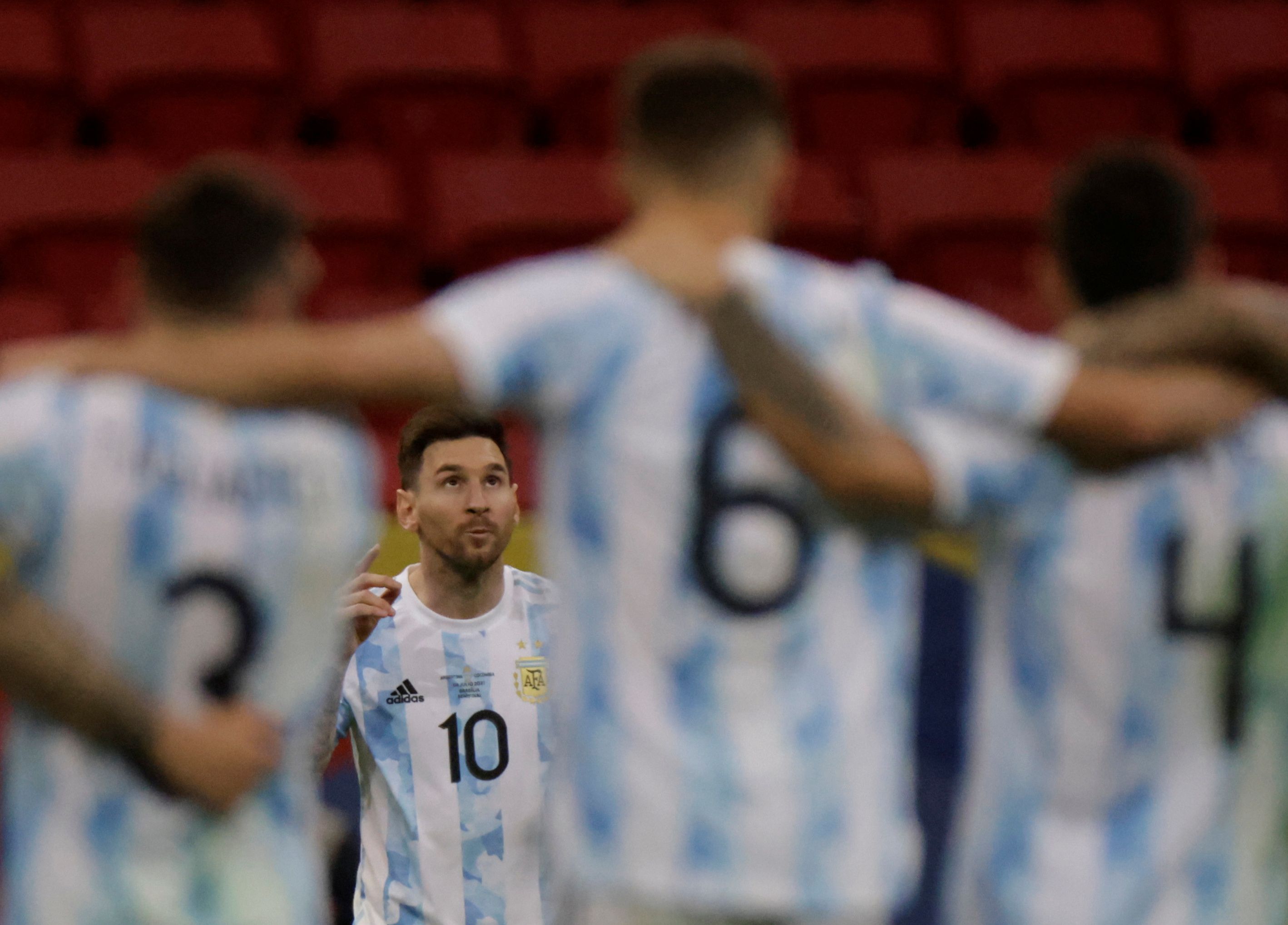 Messi, una vez, encabeza la ilusión argentina contra Brasil en el Maracaná (REUTERS/Ueslei Marcelino)