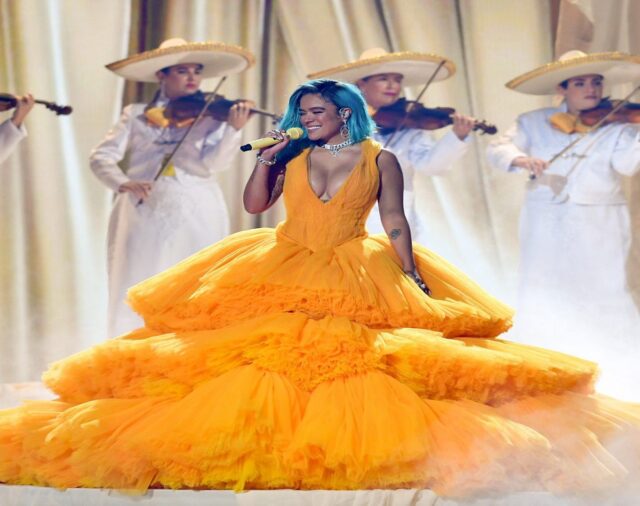 Seis premios y un vestido que necesitó a 6 personas para llevarlo: el paso de Karol G por los Premios Juventud