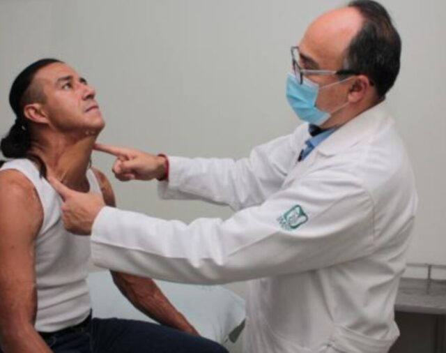 Una descarga eléctrica le dejó a Óscar la cara pegada al pecho en NL, pero médicos lograron recuperarlo