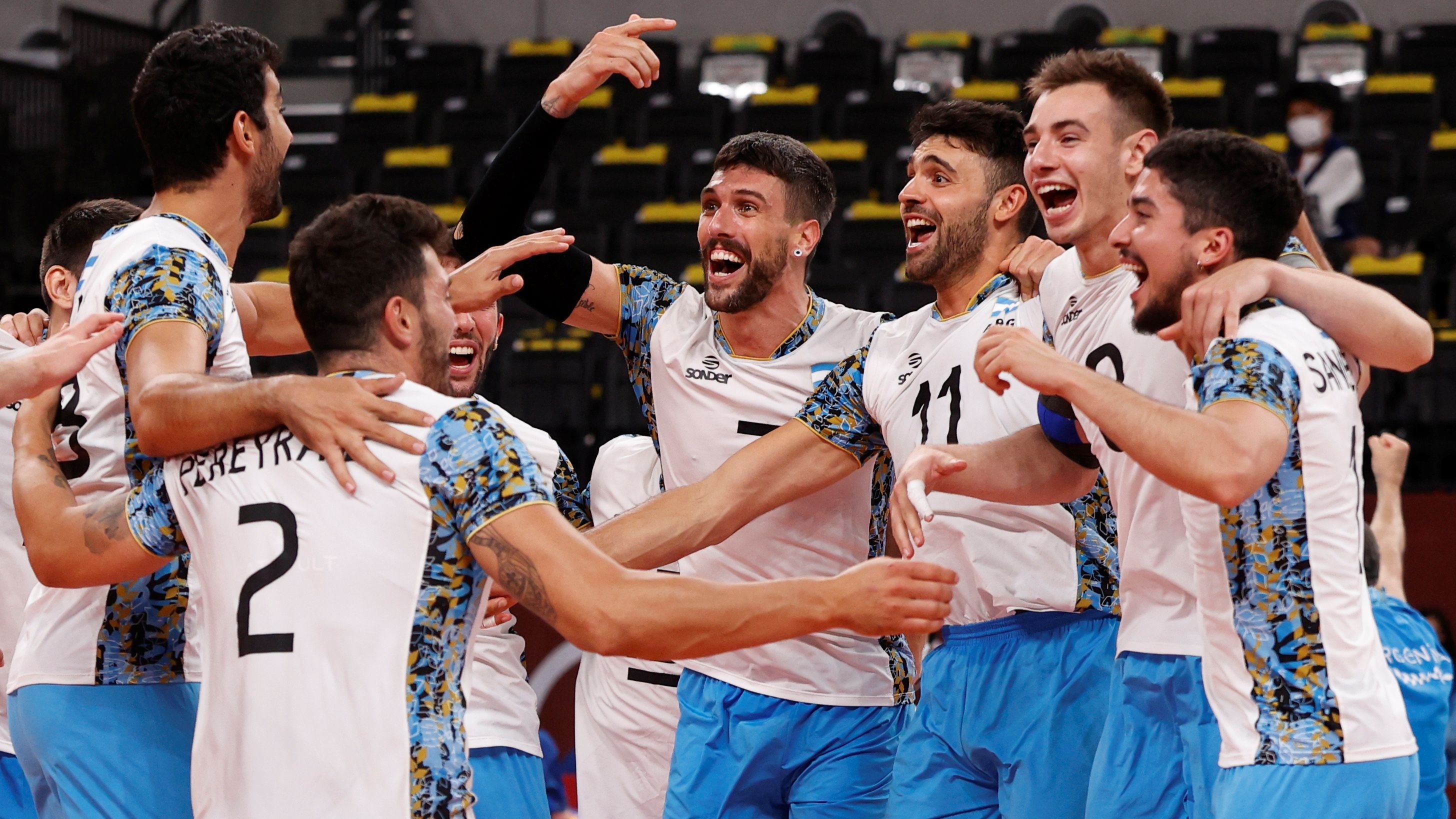 "Los pibes" festejan la histórica clasificación a las semifinales, luego de vencer a Italia. Foto: REUTERS/Valentyn Ogirenko