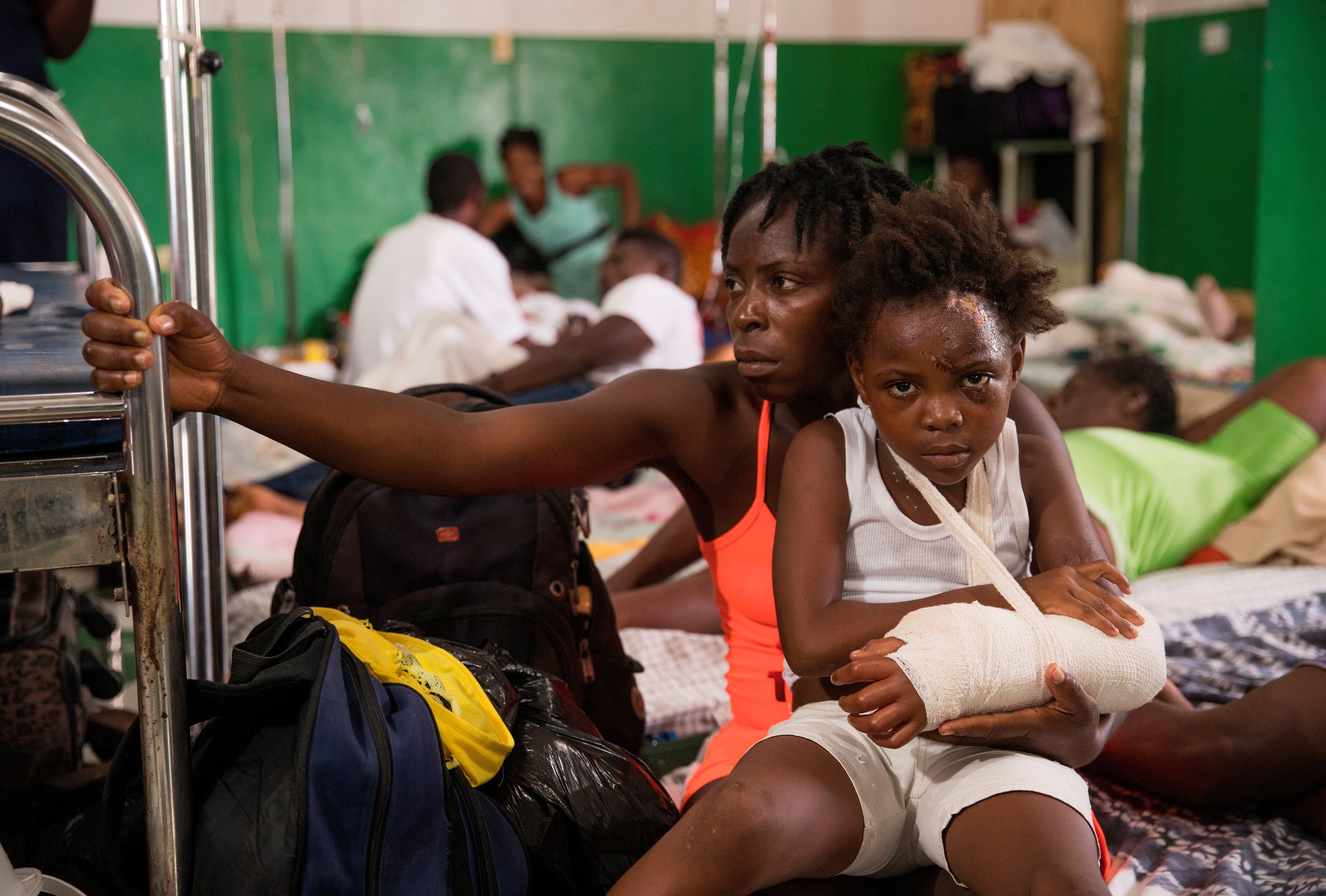 Daline Noel carga a su hija Bernard Lenise, quien permanece recluida hoy en el hospital general Immaculée Conception, luego del terremoto del pasado 14 de agosto, en Les Cayes (Haití)