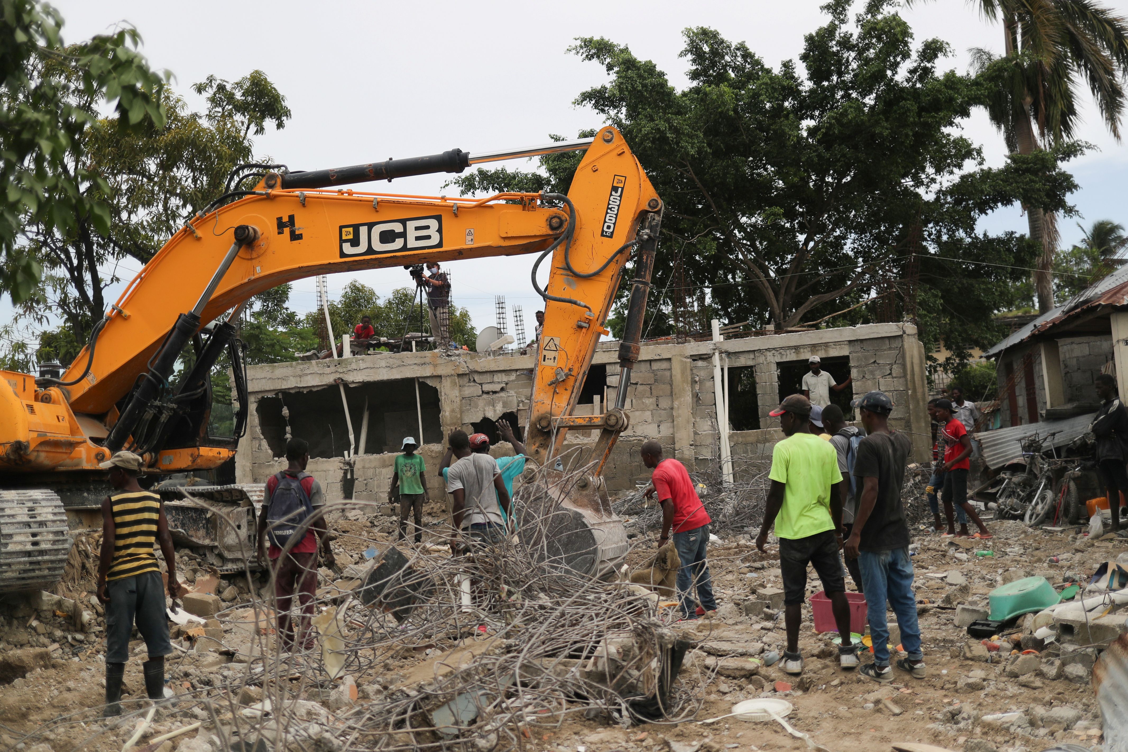 Trabajadores tratan de recoger escombros tas el terremoto de Haití 
