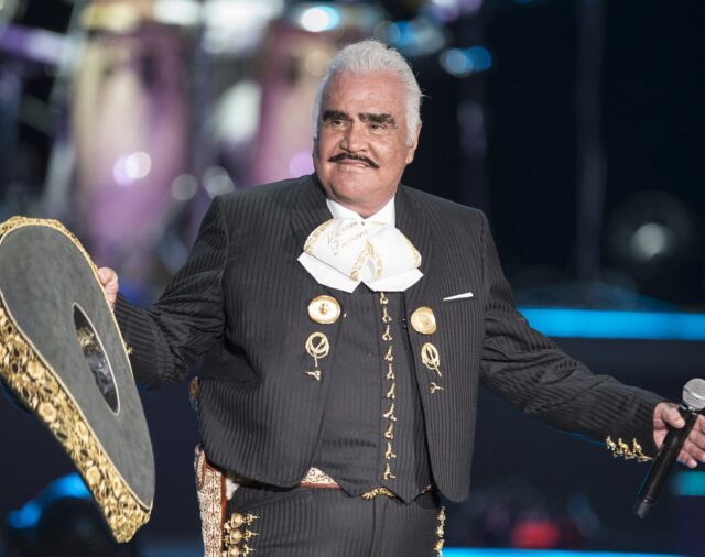 “Asiente con la cabeza y ojos”: Vicente Fernández es alimentado por una sonda conectada al estómago