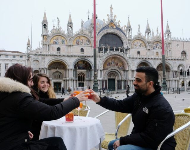 Campari dice que imitaciones son un halago mientras Aperol se enfrenta a sus rivales