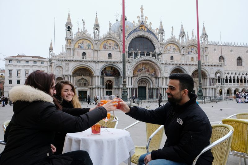 FOTO DE ARCHIVO-Unos venecianos beben un spritz de aperol en el Caffe Lavena de la Plaza de San Marcos, en Venecia, Italia. 5 de marzo de 2020. REUTERS/Manuel Silvestri