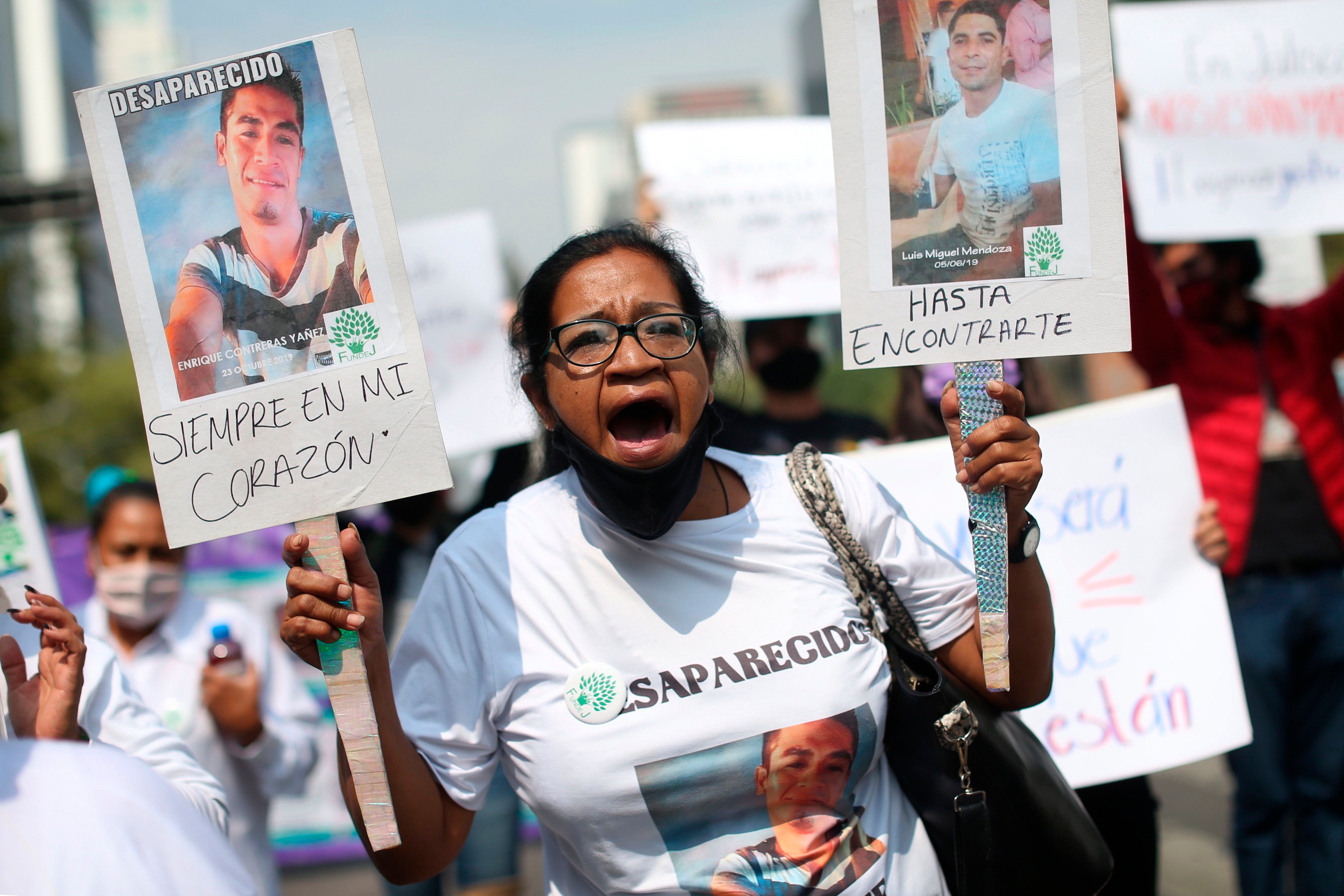 Una mujer se manifiesta para exigir justicia y la aparición con vida de su hijo, en Ciudad de México (México). EFE/ Sáshenka Gutiérrez 