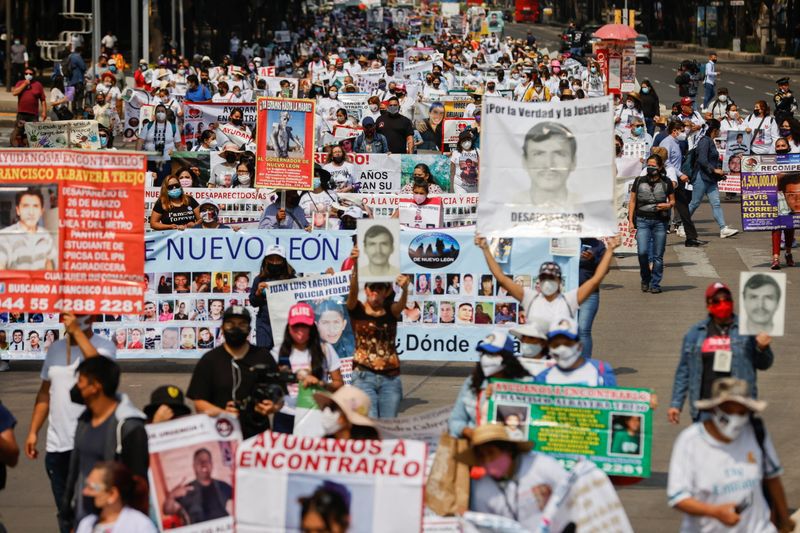 Madres cuyos hijos están desaparecidos participan en una marcha durante el Día de la Madre en Ciudad de México. 10 de mayo de 2021. REUTERS/Carlos Jasso