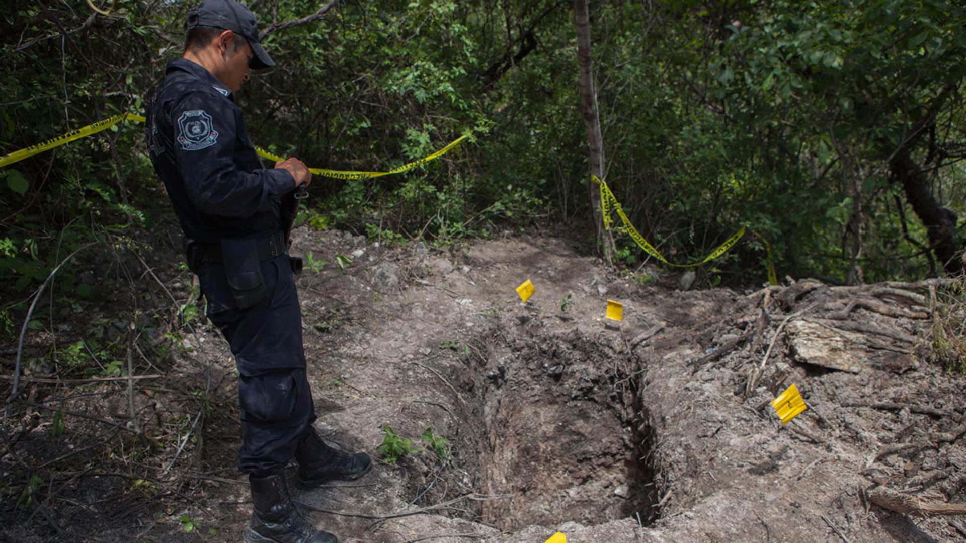 Partes de cuerpos de desaparecidos aparecen en fosas clandestinas.