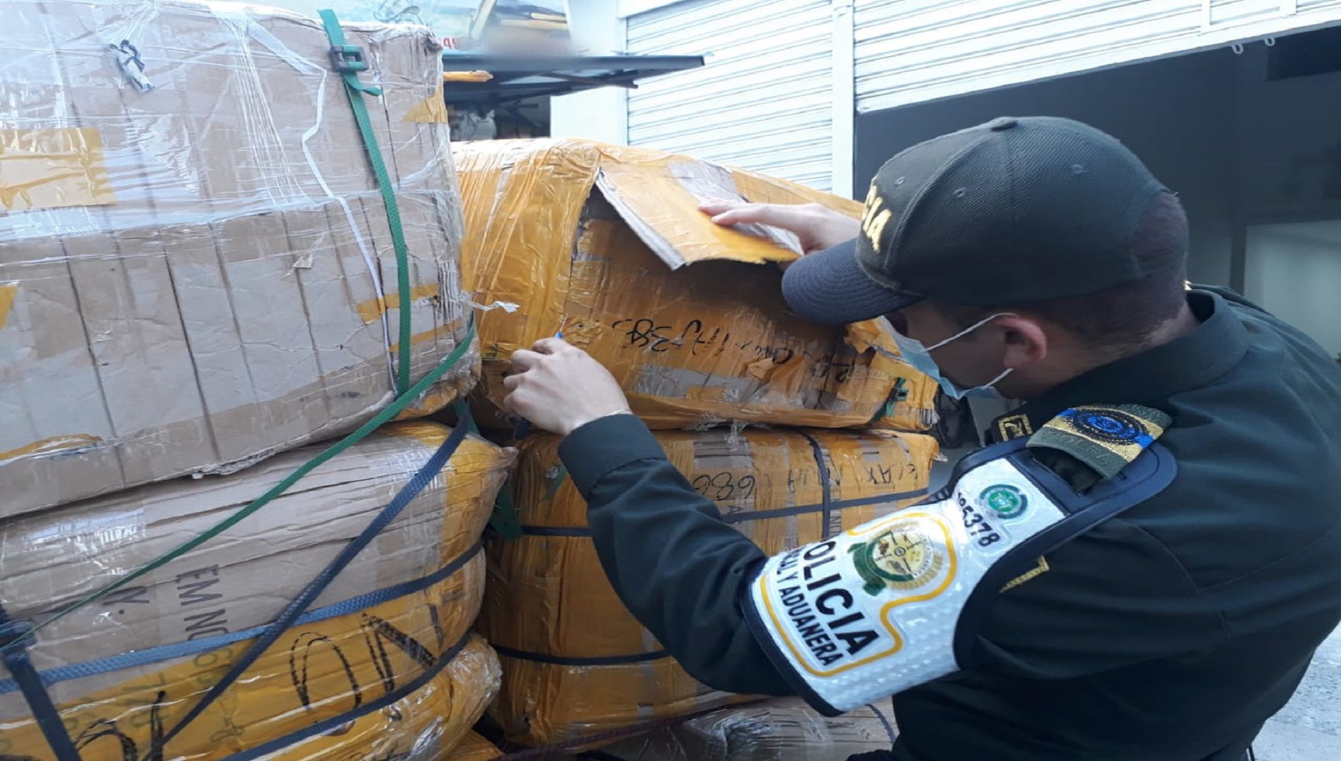 La POLFA (Policía fiscal y Aduanera) se incautó de millonario contrabando escondido en bodegas del centro de Bogotá