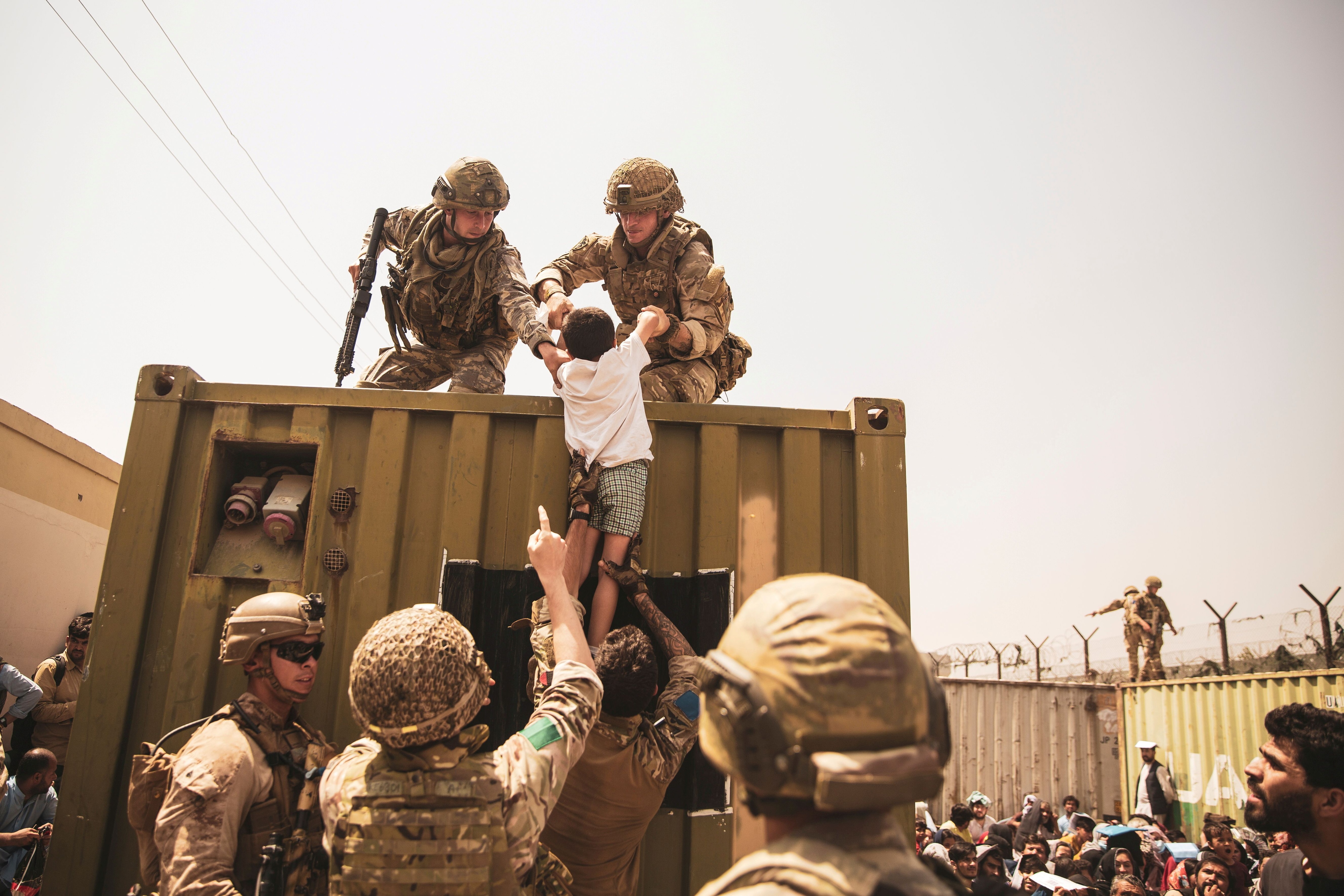 Soldados estadounidenses ayudan a la evacuación (Victor Mancilla/U.S. Marine Corps/Handout vía REUTERS)
