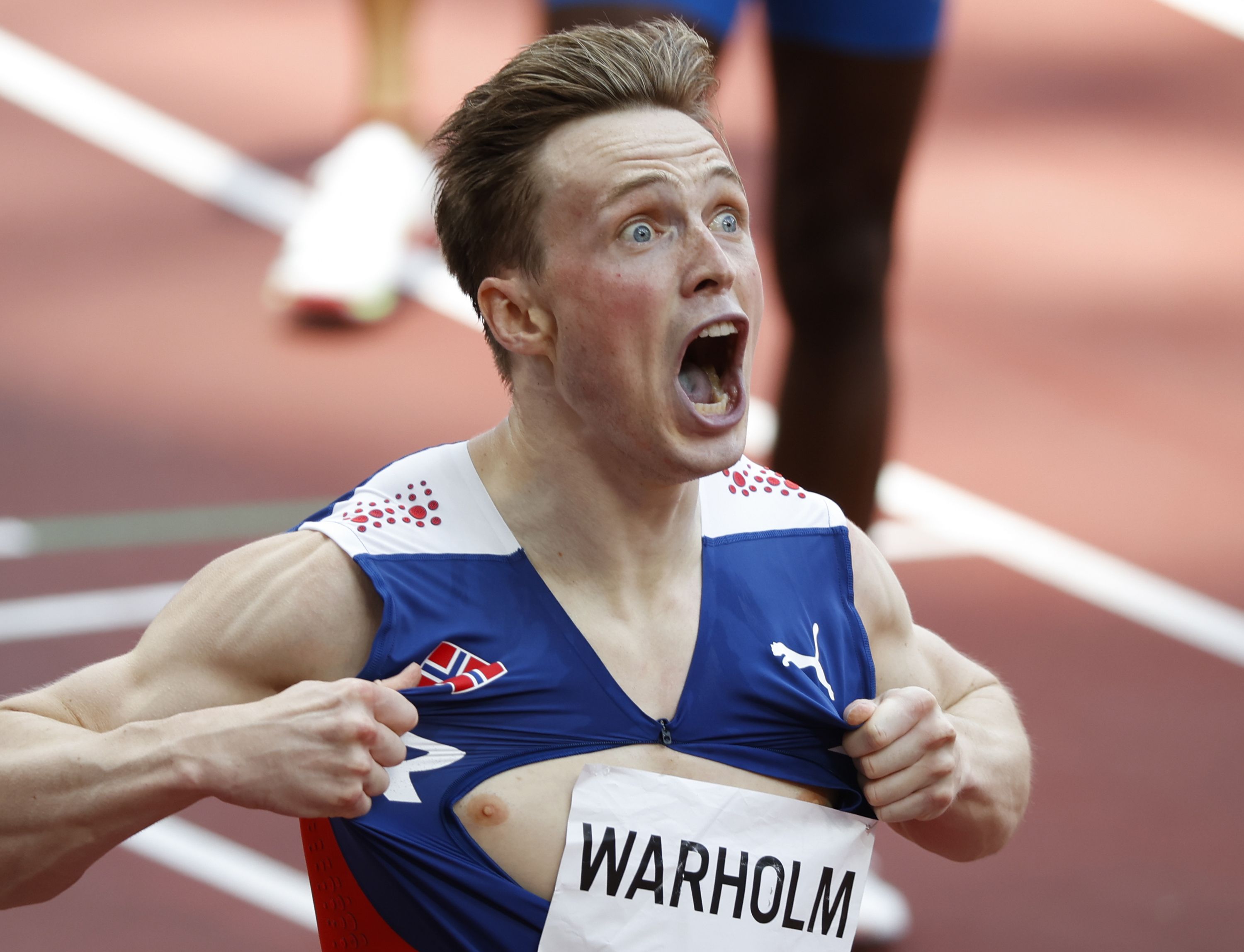 La alegría del atleta noruego lo llevó a romper su propio uniforme (Foto: Phil Noble/REUTERS)
