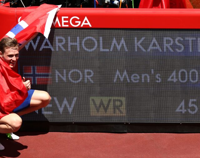 El alocado festejo del noruego Karsten Warholm luego de ganar el oro en los 400 metros vallas en Tokio y romper el récord mundial