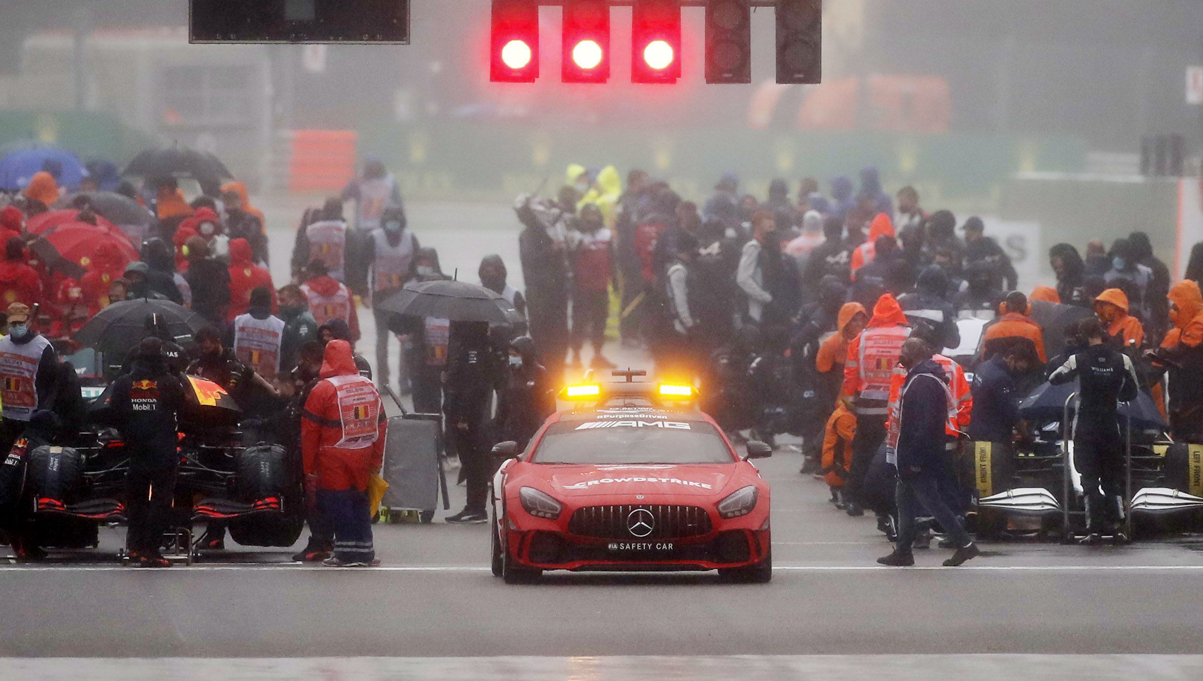 La grilla de partida bajo la lluvia. La pista estuvo muy complicada (REUTERS/Christian Hartmann)