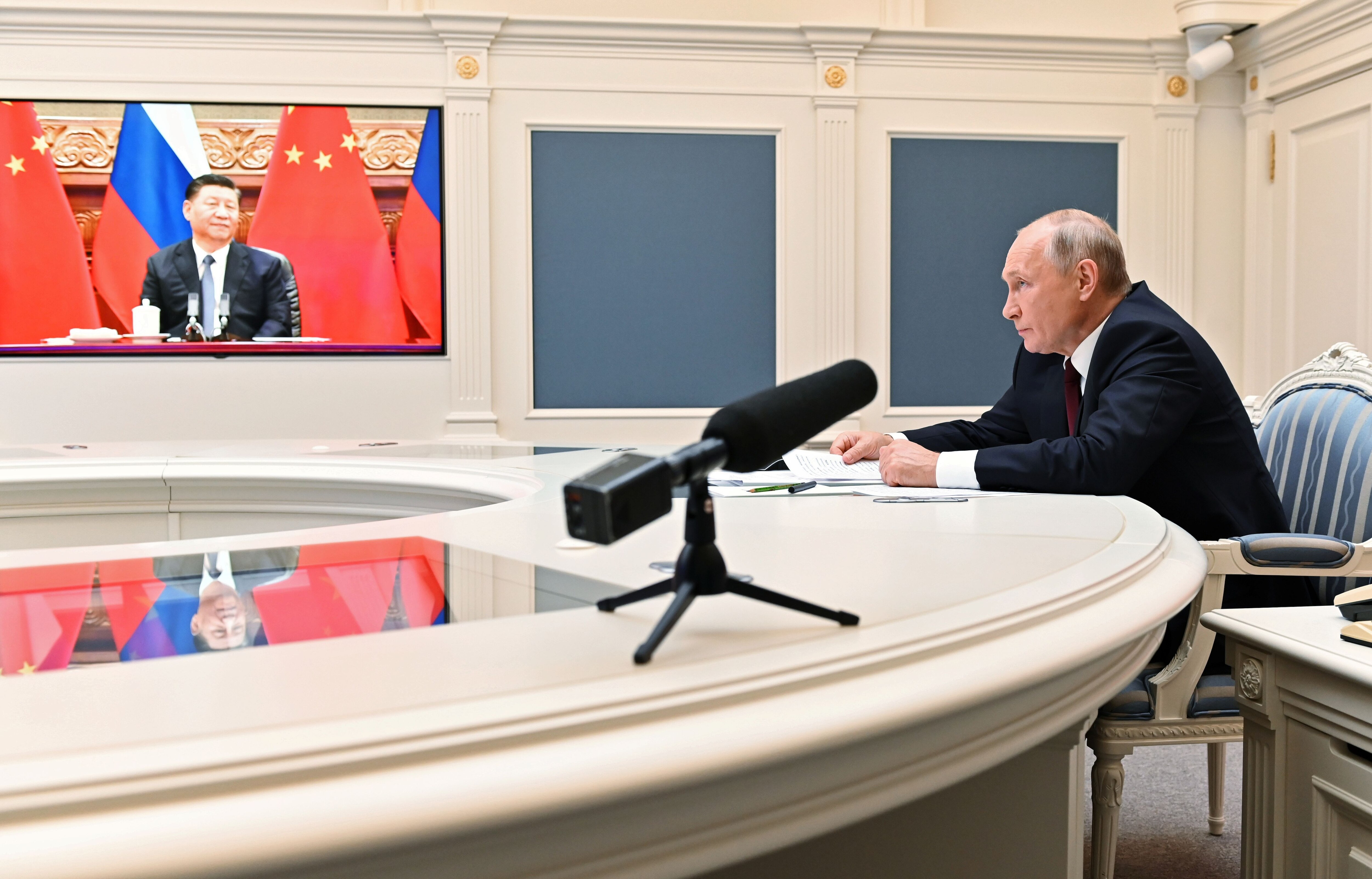 Vladimir Putin dialoga con Xi Jinping (Foto: Reuters)