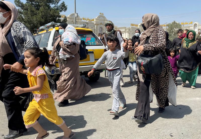 FOTO DE ARCHIVO: Mujeres con sus hijos intentan ingresar al Aeropuerto Internacional Hamid Karzai en Kabul, Afganistán, 16 de agosto de 2021. REUTERS/Stringer