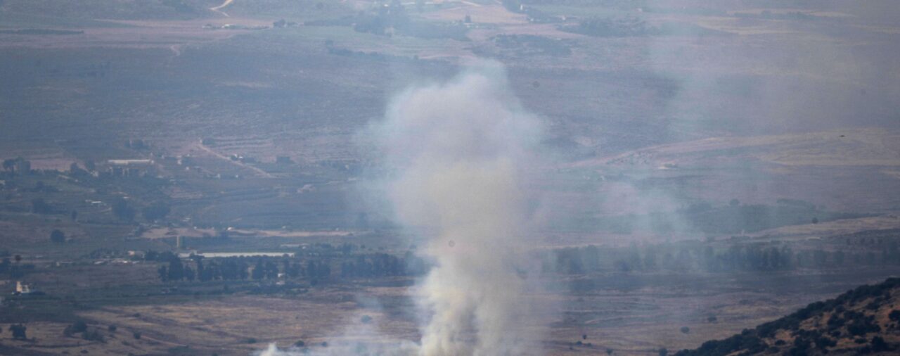 El grupo terrorista Hezbollah atacó Israel con misiles desde El Líbano y las Fuerzas de Defensa responden con fuego se artillería