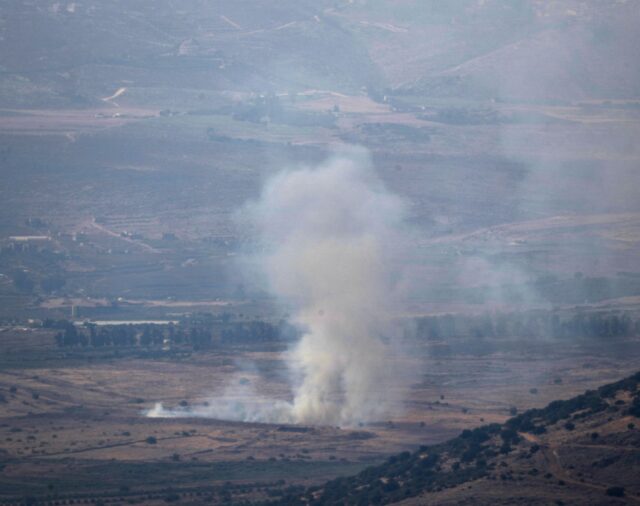 El grupo terrorista Hezbollah atacó Israel con misiles desde El Líbano y las Fuerzas de Defensa responden con fuego se artillería