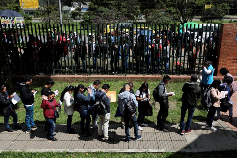 Foto de archivo. Personas hacen fila para presentar sus solicitudes de empleo mientras buscan trabajo en Bogotá, Colombia, 31 de mayo, 2019. REUTERS / Luisa González