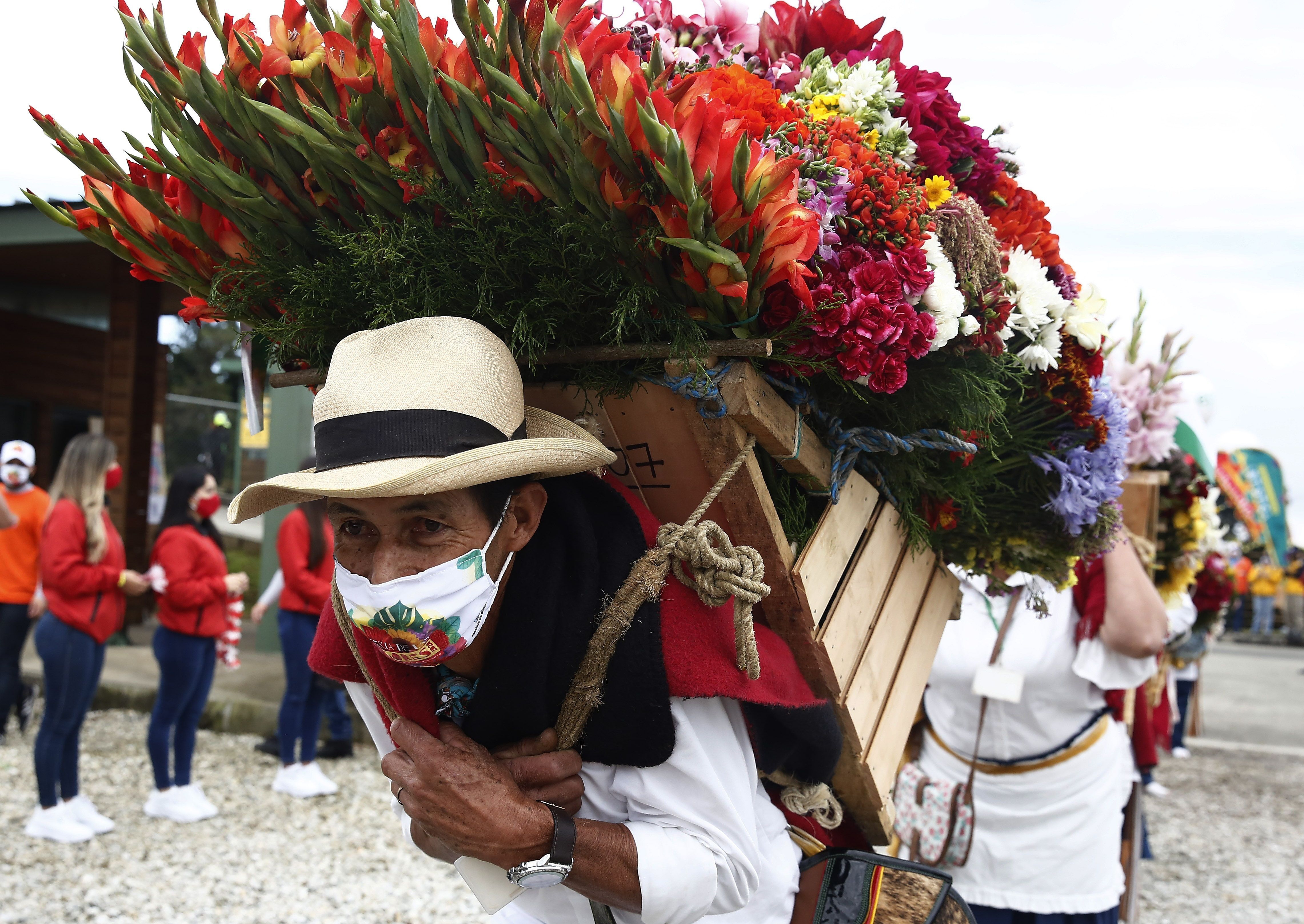 Silleteros caminan durante la edición 63 de su tradicional Desfile de la Feria de las Flores este domingo, en el municipio de Santa Elena (Colombia). EFE/Luis Eduardo Noriega A. 
