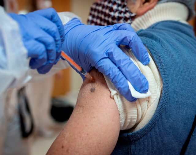 Por qué es esencial que la sociedad se vacune con dos dosis para enfrentar la variante Delta del coronavirus