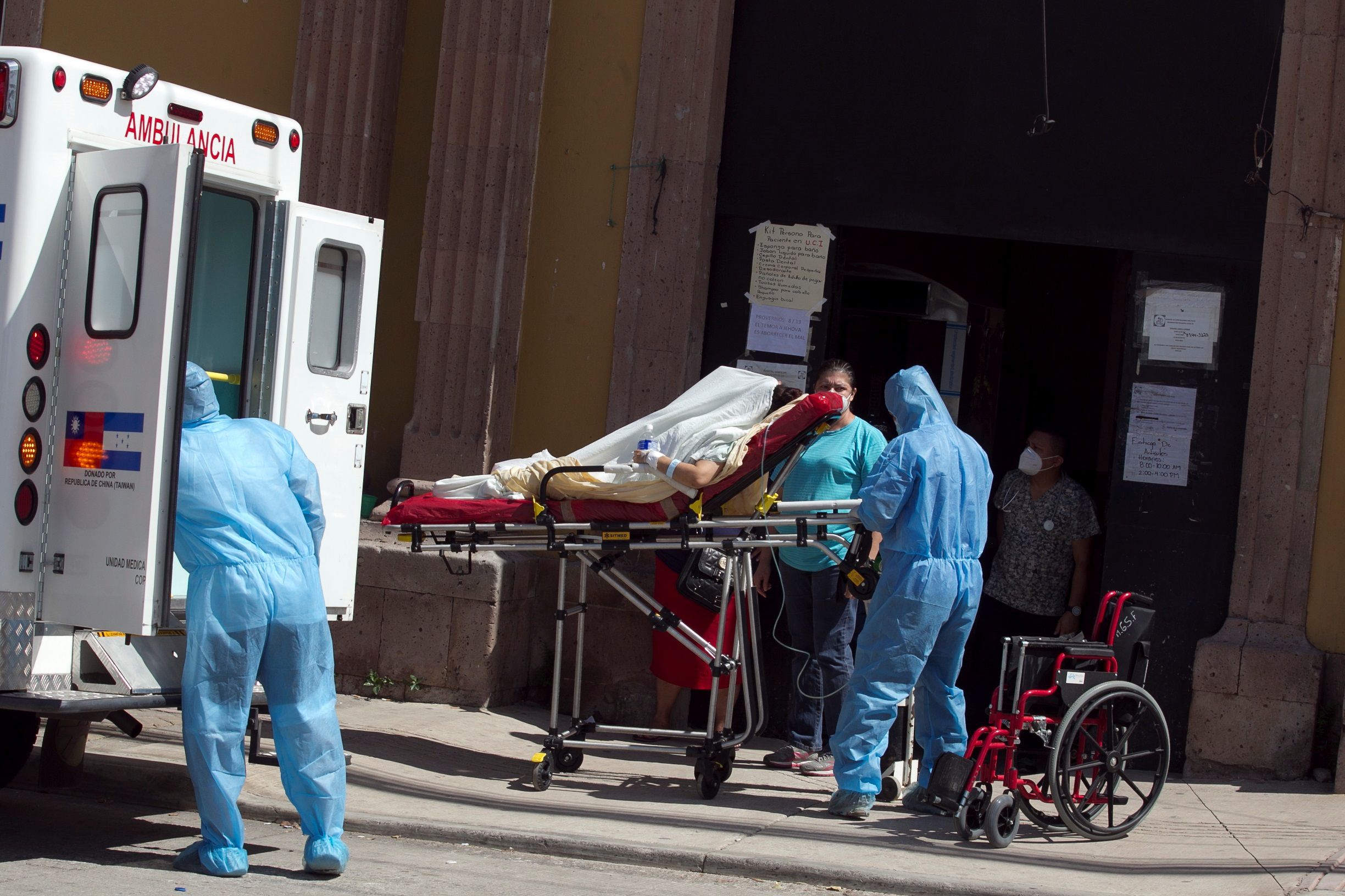 Paramédicos ingresan a pacientes covid-19 al Hospital San Felipe, en Tegucigalpa (Honduras). EFE/Gustavo Amador/Archivo 