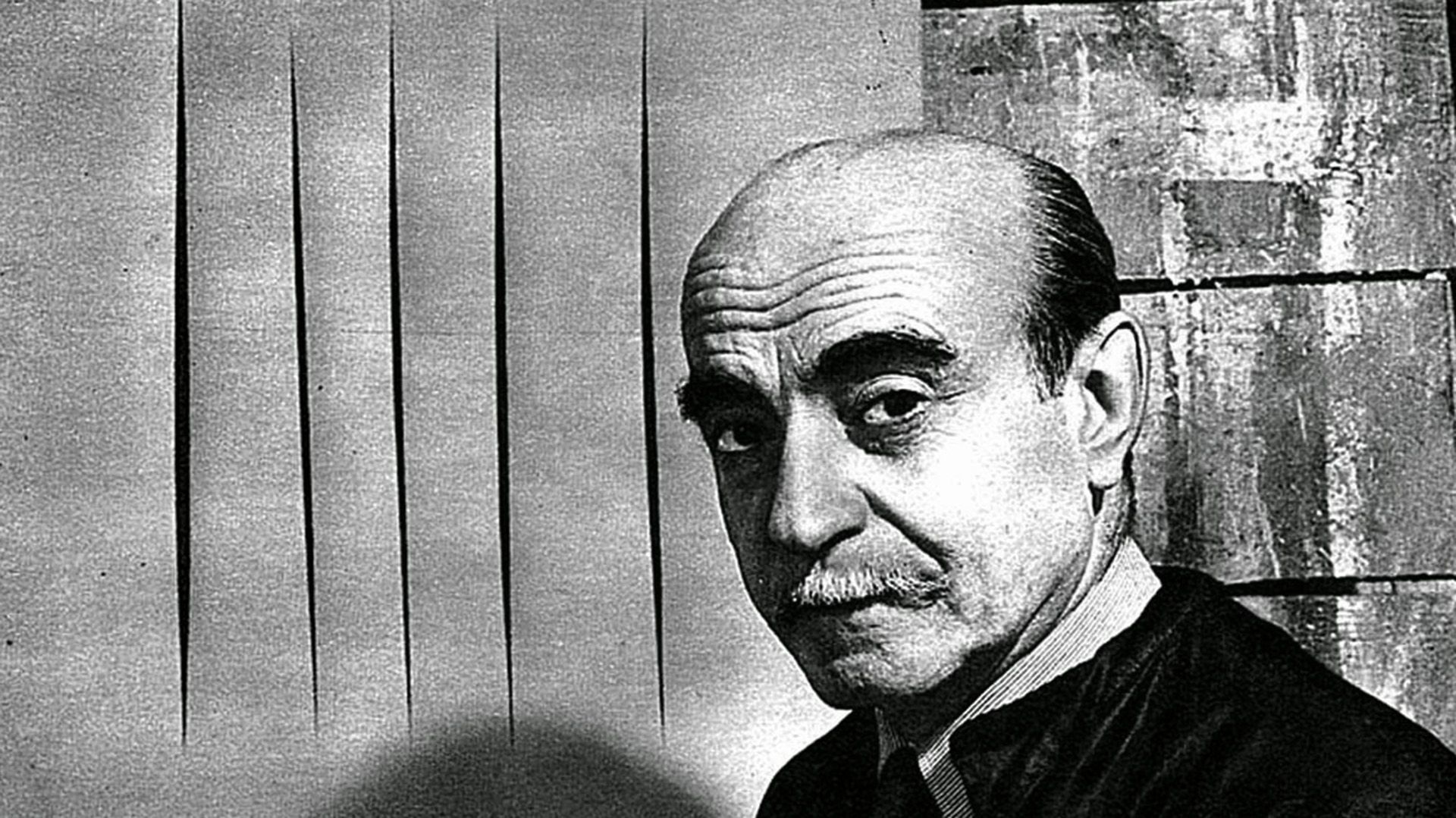 El artista argentino Lucio Fontana (1899-1968), pionero del espacialismo